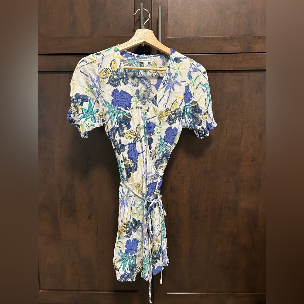Sisstrevolution wrap mini dress in blue floral. Size M